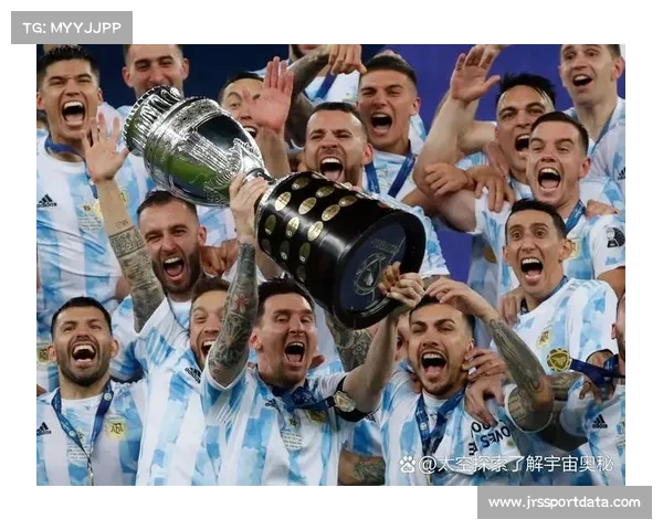 梅西替补席凝视美洲杯奖杯，赛后与迪马利亚相拥落泪